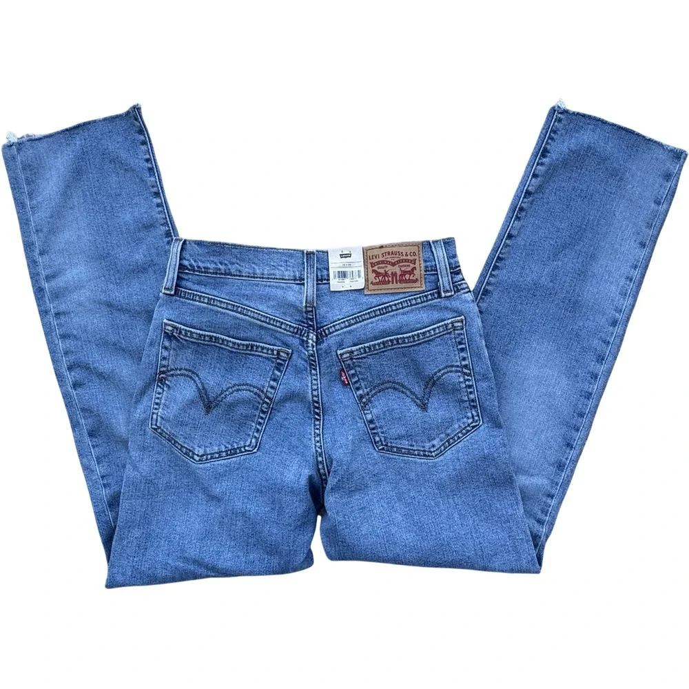 NWT Levi's Wedgie Straight High Rise Light Wash Jeans 26x28‎ – Size 26